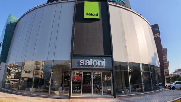 Die geschwungene Glasfassade und Beschilderung des Saloni-Stores
