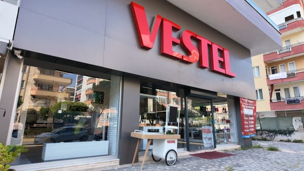 Die Fassade und rote Beschilderung des Vestel-Mahmutlar-Stores